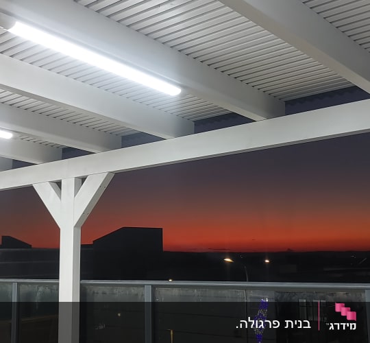 תקרה מעץ עם תאורה על רקע שקיעה